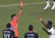 Volante do Atlético comete pênalti e é expulso em três minutos contra o Ceará