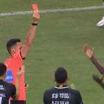 Volante do Atlético comete pênalti e é expulso em três minutos contra o Ceará