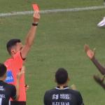 Volante do Atlético comete pênalti e é expulso em três minutos contra o Ceará