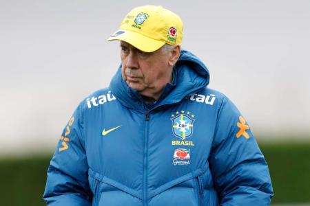 Carlo Ancelotti em treino da Seleção Brasileira