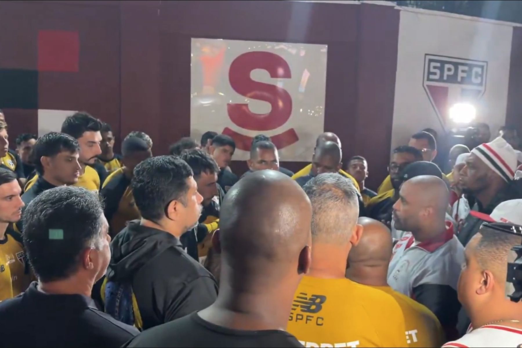 Em meio à crise, torcedores do São Paulo protestam e cobram jogadores no CT