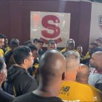 Em meio à crise, torcedores do São Paulo protestam e cobram jogadores no CT