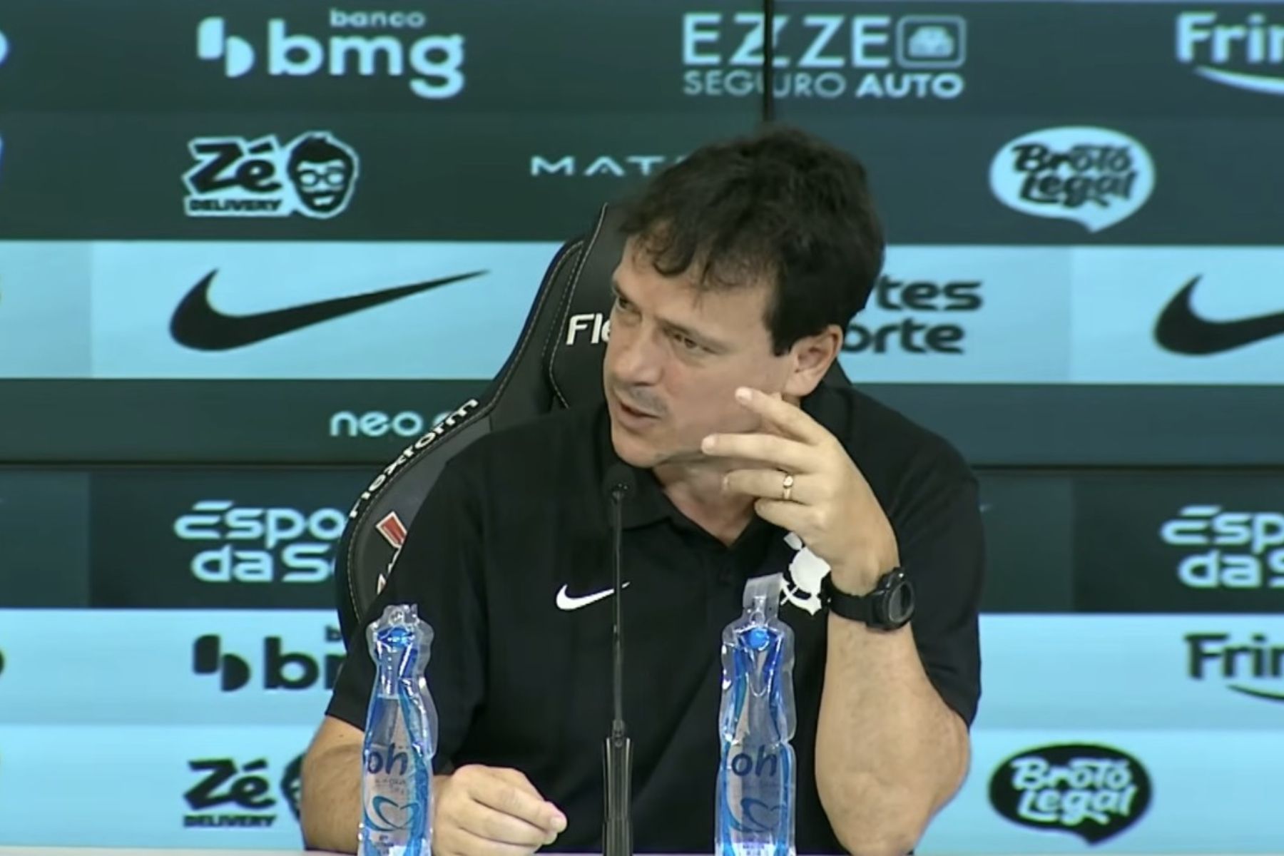 Diniz faz autocrítica sobre temperamento e explica discussão com titular do Corinthians