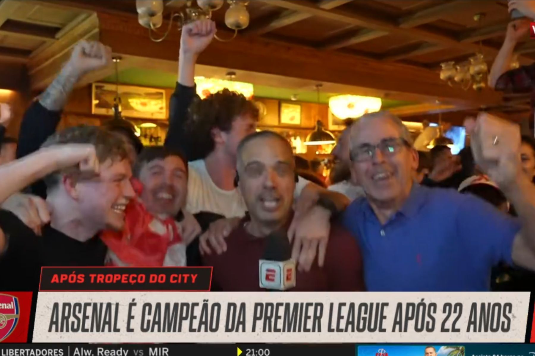 Repórter da ESPN cai na festa com a torcida do Arsenal após título da Premier League
