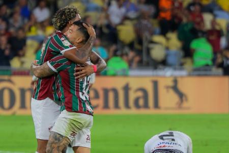 Lucho Acosta e Guga comemoram gol do Fluminense sobre o Operário