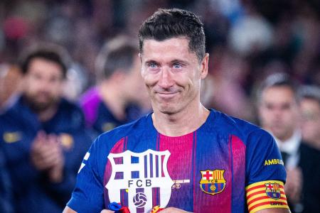 Lewandowski se emociona em despedida do Camp Nou