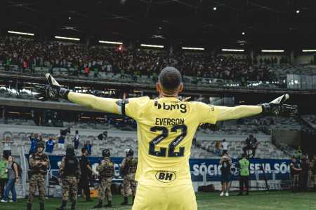 Everson em jogo pelo Atlético contra o Cruzeiro