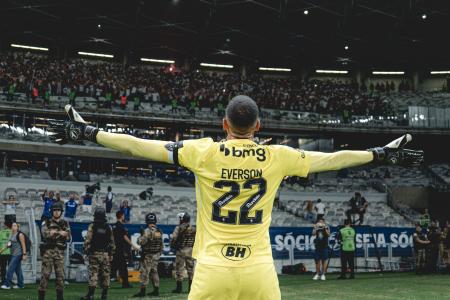 Everson em jogo pelo Atlético contra o Cruzeiro