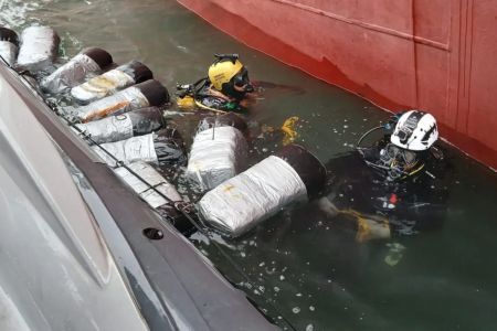 Drogas foram encontradas durante uma inspeção por mergulhadores • Reprodução / PF