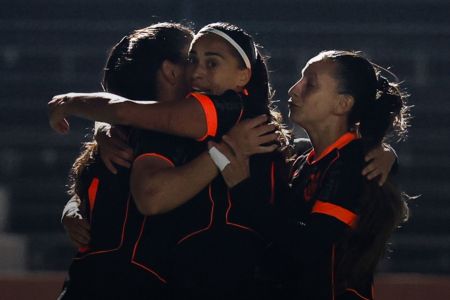 Corinthians bate São Paulo em clássico e se isola na liderança do Brasileiro Feminino