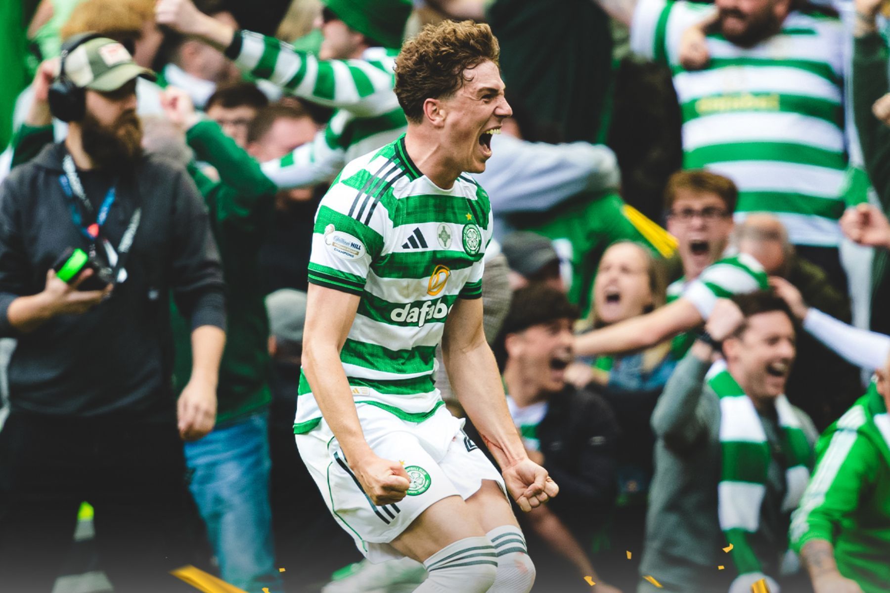 Celtic vence Hearts em jogo dramático, é campeão escocês e torcida 'invade' campo