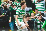 Celtic vence Hearts em jogo dramático, é campeão escocês e torcida 'invade' campo