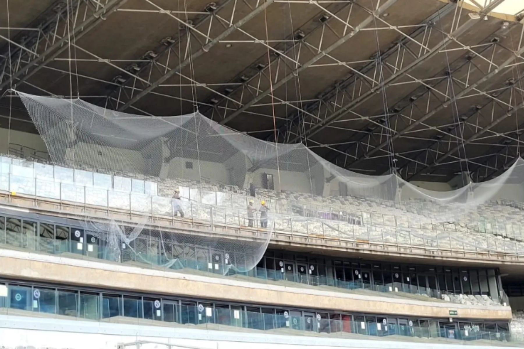 Mineirão instala tela de proteção em setor visitante do estádio