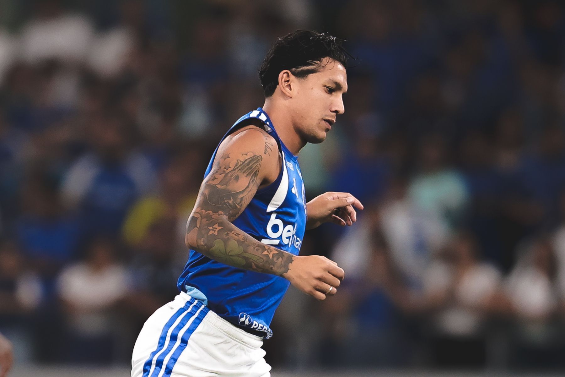 Titular do Cruzeiro manda recado à torcida e faz autocrítica após clássico