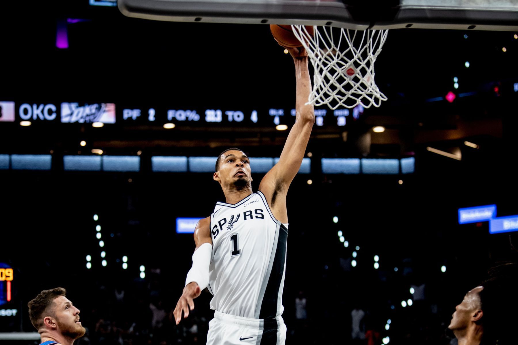 NBA: Wembayama brilha, Spurs vencem OKC Thunder e empatam série