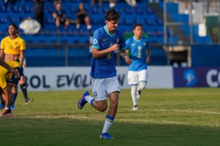 Eduardo Pape celebra gol marcado pela Seleção Brasileira no Sul-Americano Sub-17