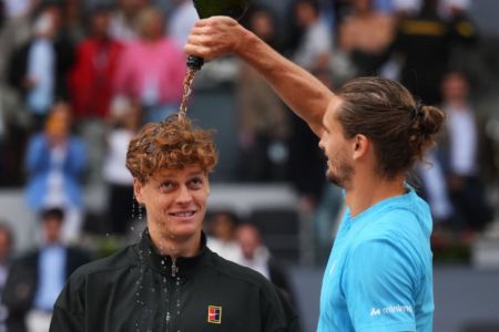 Jannik Sinner e Alexander Zverev após final do ATP Masters 1000 de Madrid