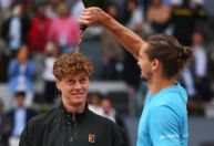 Zverev se rende a Sinner após ser atropelado em final do Masters de Madrid