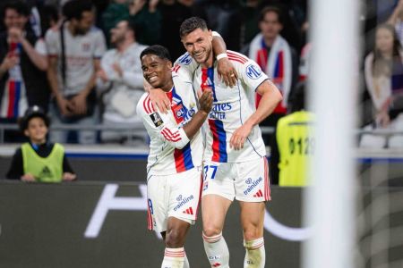 Lyon comemora vitória sobre o Rennes pelo Campeonato Francês