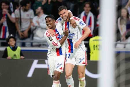 Lyon comemora vitória sobre o Rennes pelo Campeonato Francês