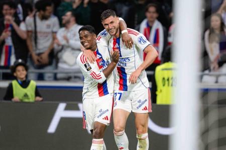 Lyon comemora vitória sobre o Rennes pelo Campeonato Francês