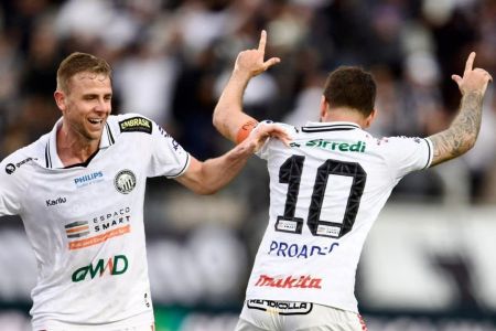 Lionel Boschilia comemora gol pelo Operário contra o Londrina