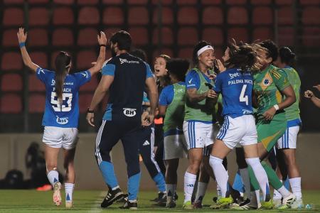 Jogadoras do Cruzeiro comemoram gol sobre o Corinthians