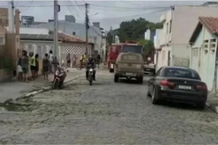 Autoridades se mobilizaram na rua do imóvel no bairro Ginásio, em Serrinha