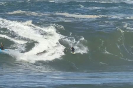 Lucas Fink em onda gigante no Rio de Janeiro