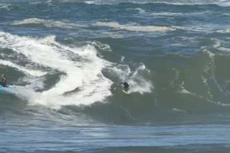 Lucas Fink em onda gigante no Rio de Janeiro