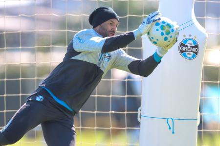 Weverton durante treinamento pelo Grêmio em 2026