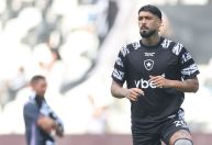 Barboza sobe ao gramado do Nilton Santos sozinho para se despedir do Botafogo