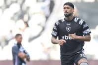 Barboza sobe ao gramado do Nilton Santos sozinho para se despedir do Botafogo