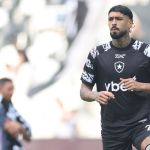 Barboza sobe ao gramado do Nilton Santos sozinho para se despedir do Botafogo