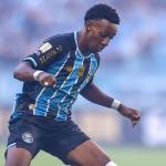 Joia do Grêmio leva cartão e vira desfalque contra o Santos no Brasileirão