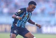 Joia do Grêmio leva cartão e vira desfalque contra o Santos no Brasileirão