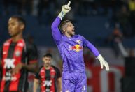 Com gol de goleiro, Bragantino vence Vitória e sobe uma posição no Brasileirão