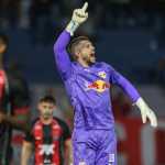 Com gol de goleiro, Bragantino vence Vitória e sobe uma posição no Brasileirão