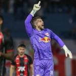 Com gol de goleiro, Bragantino vence Vitória e sobe uma posição no Brasileirão