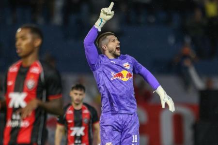 Tiago Volpi, de pênalti, de marcou o gol da vitória do RB Bragantino