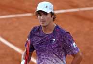 Sob olhares de Guga, João Fonseca faz história em Roland Garros e vai às quartas