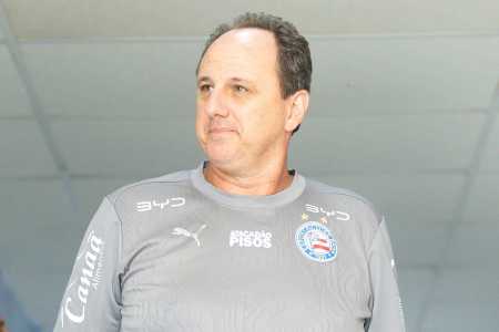 Técnico Rogério Ceni em ação pelo Bahia