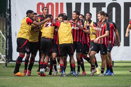 Equipe do Vitória comemora 3 pontos no Brasileiro Sub-20