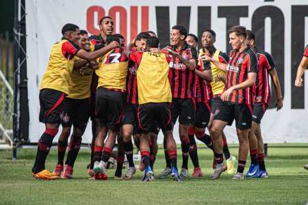 Equipe do Vitória comemora 3 pontos no Brasileiro Sub-20