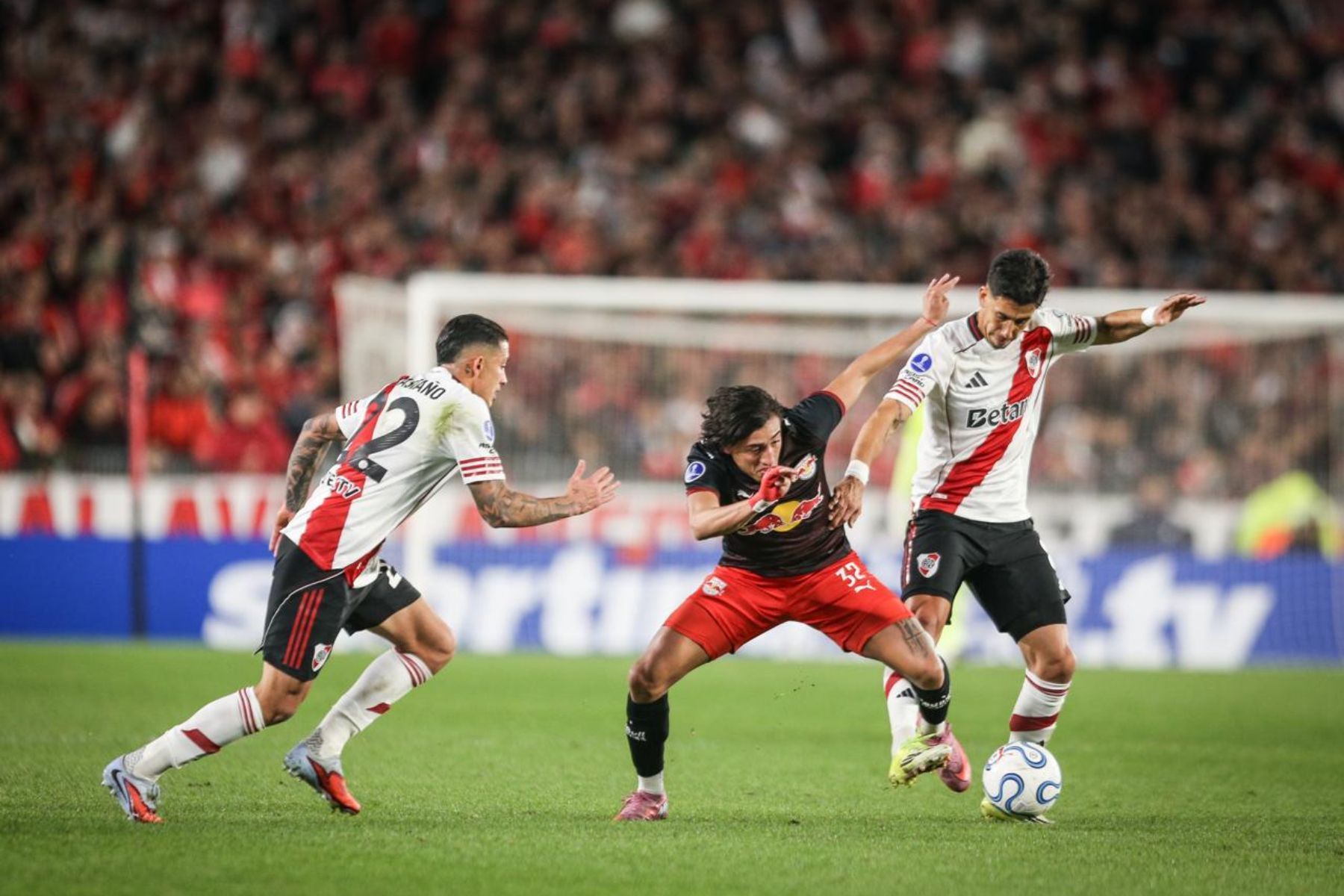 Bragantino leva empate do River Plate no fim e se complica na Sul-Americana