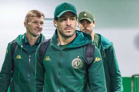 Delegação da Chapecoense chega à Arena Condá para duelo com o Remo