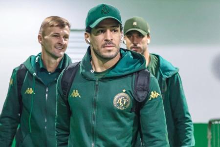 Delegação da Chapecoense chega à Arena Condá para duelo com o Remo