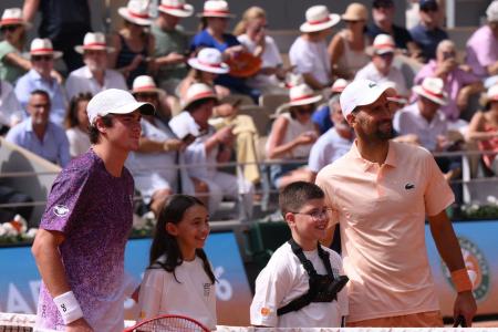 João Fonseca e Nole Djokovic antes de partida em Roland Garros