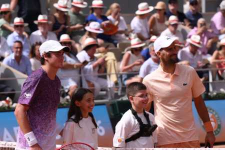 João Fonseca e Nole Djokovic antes de partida em Roland Garros