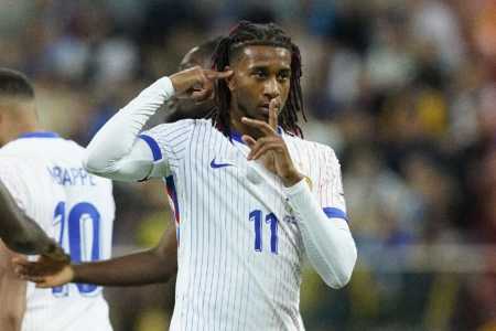 Michael Olise comemora gol pela França